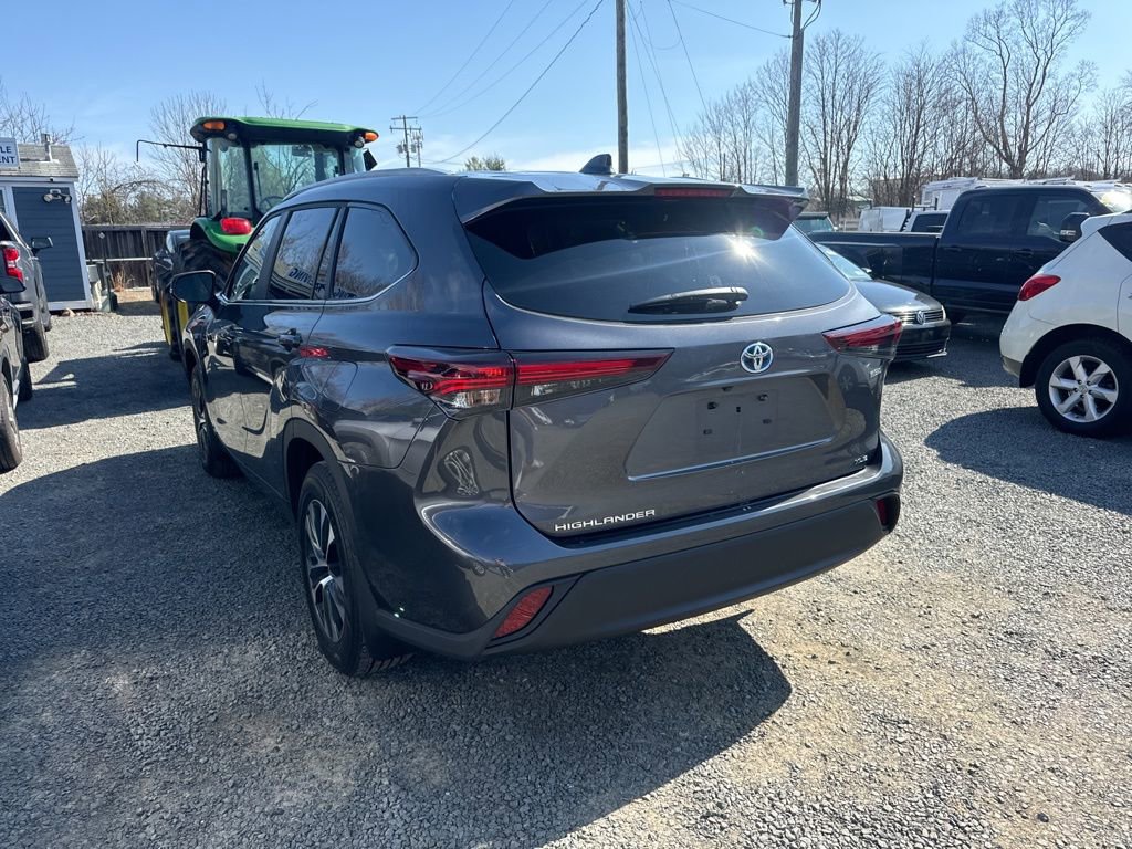 Used 2024 Toyota Highlander XLE image 4