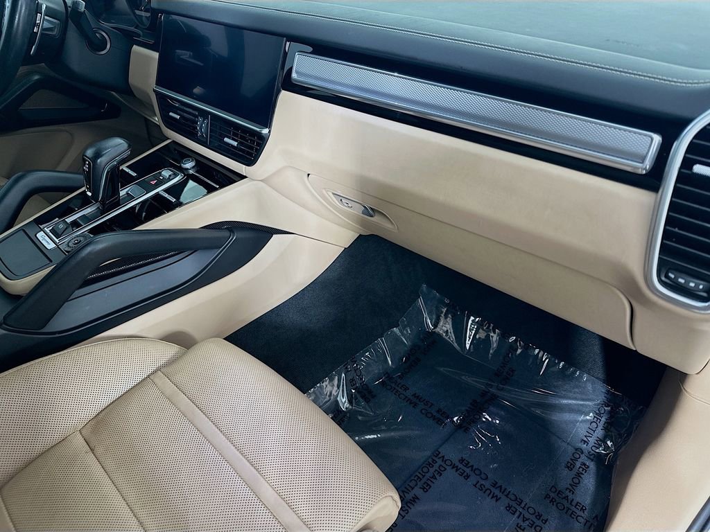 Certified 2022 Porsche Cayenne Platinum Edition image 31