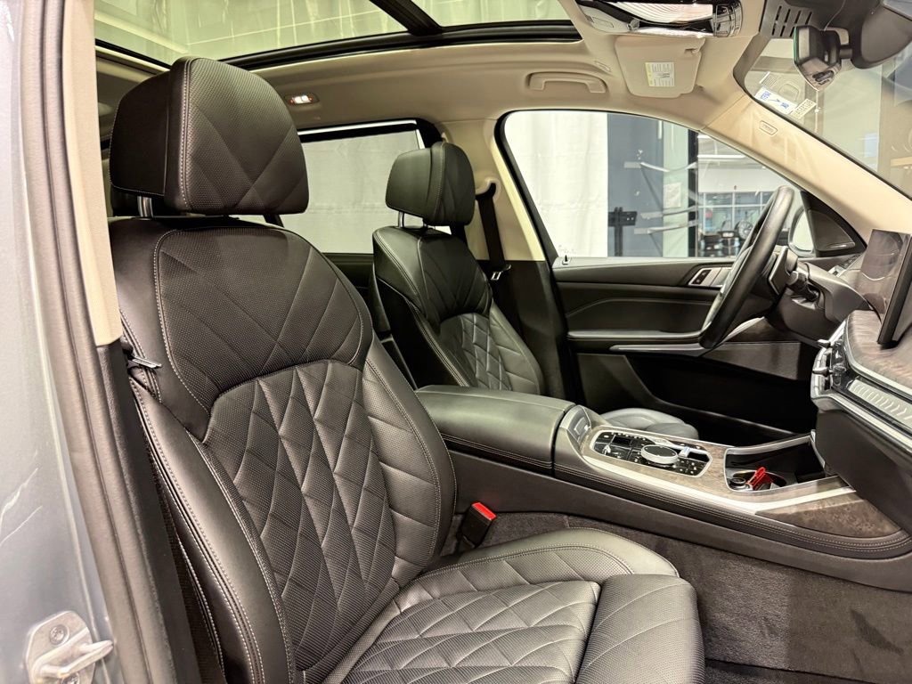 Used 2024 BMW X7 xDrive40i w/ Premium Package image 32