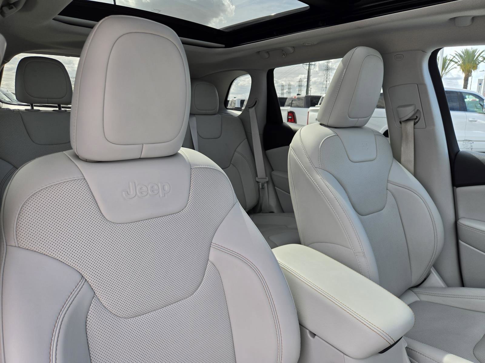 Certified 2022 Jeep Cherokee Latitude Lux w/ Sun & Sound Group AWD/4WD image 33