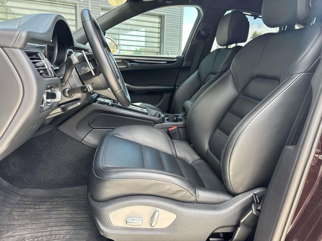 Used 2023 Porsche Macan Turbo image 5