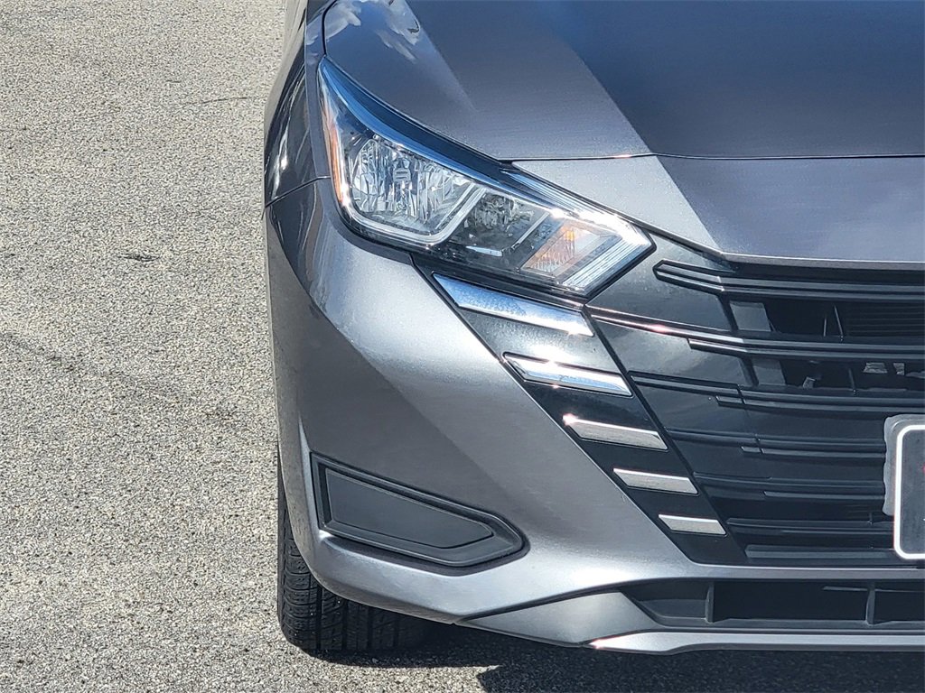 Used 2023 Nissan Versa SV image 3