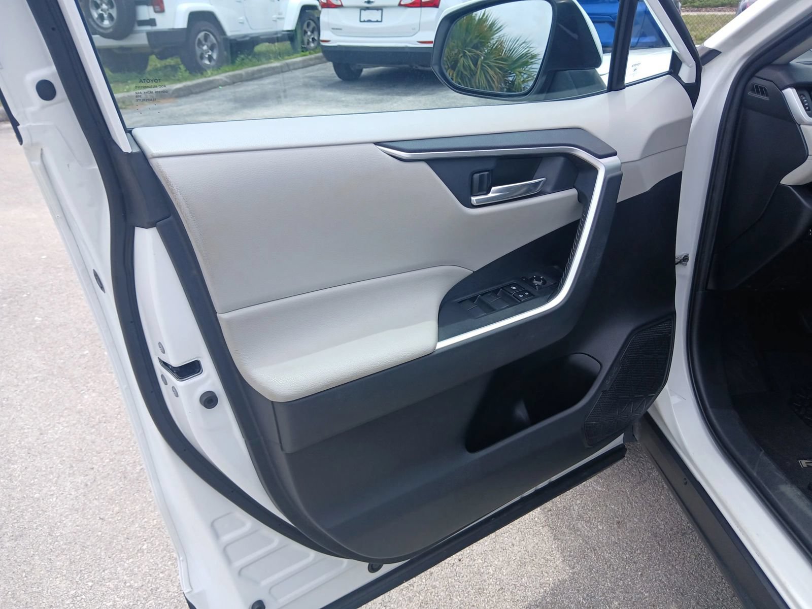 Used 2020 Toyota RAV4 XLE w/ Convenience Package FWD image 11