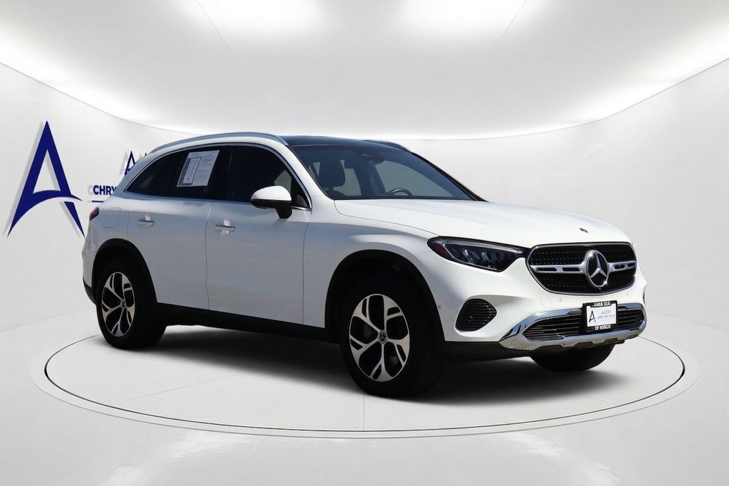Used 2025 Mercedes-Benz GLC 350e 4MATIC image 3