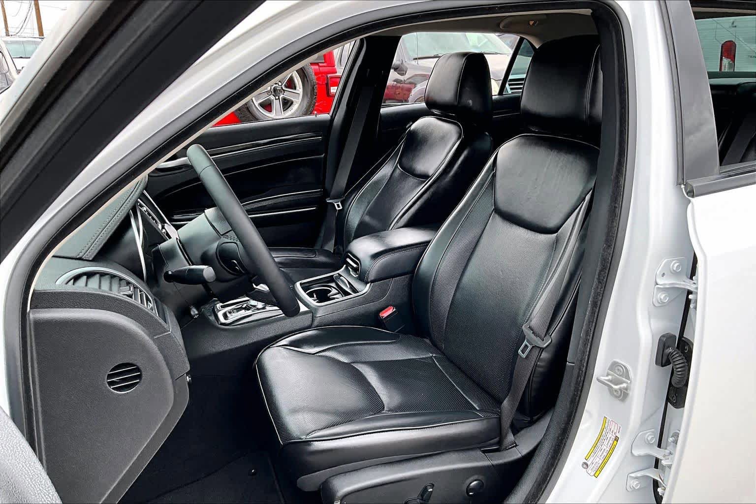 Used 2023 Chrysler 300 Touring L w/ Comfort Group image 8