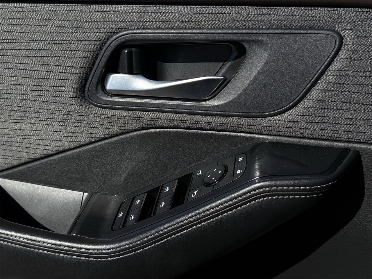 Used 2023 Nissan Rogue SV image 21