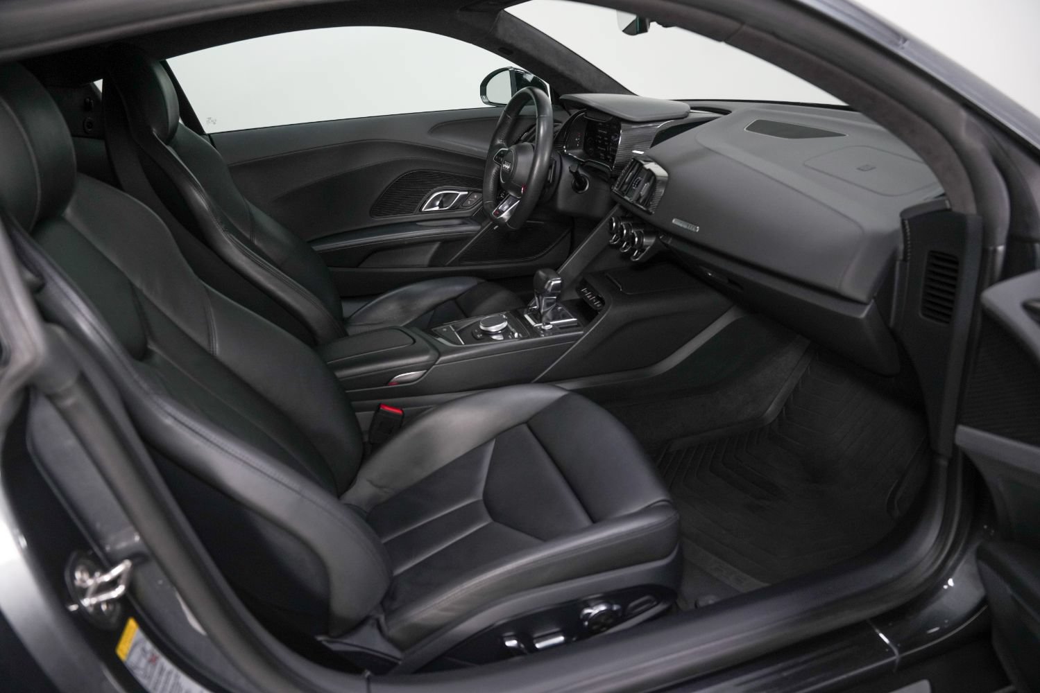 Used 2018 Audi R8 V10 w/ Premium Package RWD image 2