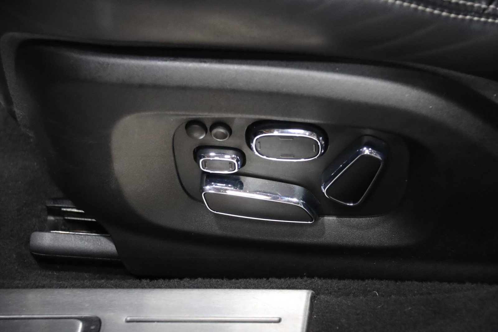 Used 2014 Jaguar XJ L Portfolio image 61