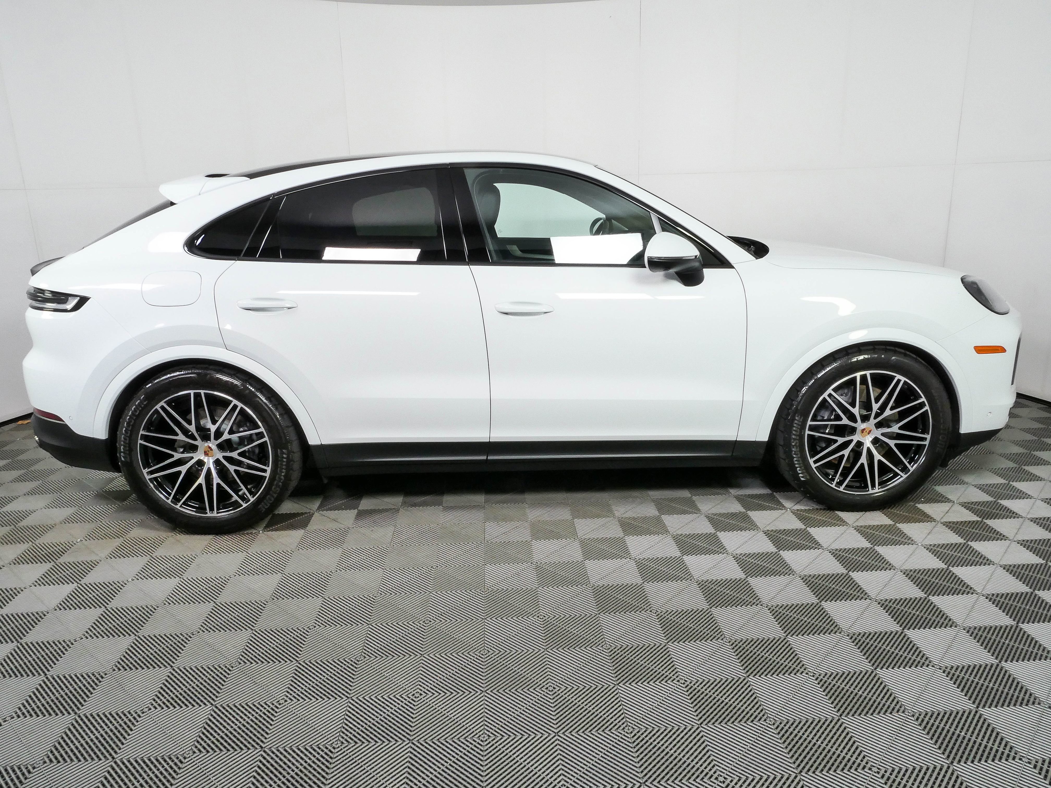 Certified 2025 Porsche Cayenne Coupe AWD/4WD image 30