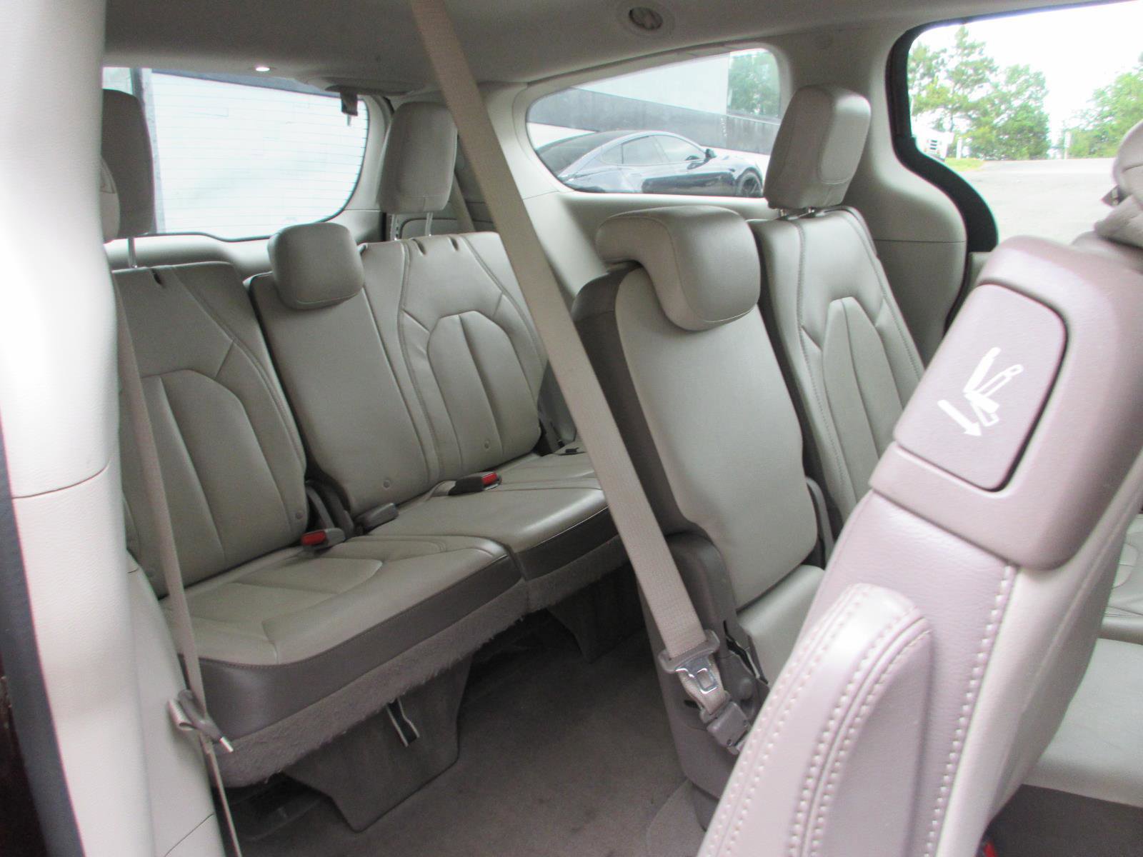 Used 2017 Chrysler Pacifica Touring-L FWD image 27