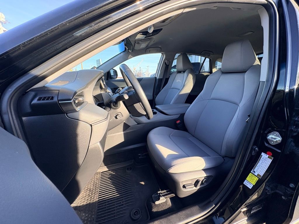 Used 2023 Toyota Venza LE image 30