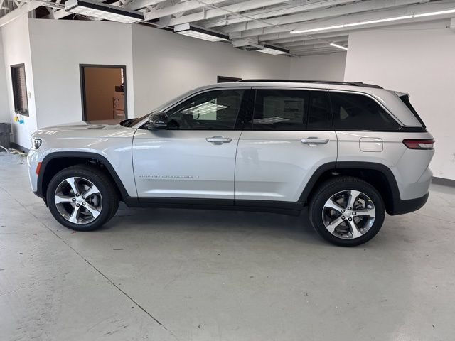New 2026 Jeep Grand Cherokee Limited w/ Trailer Tow Package AWD/4WD image 4