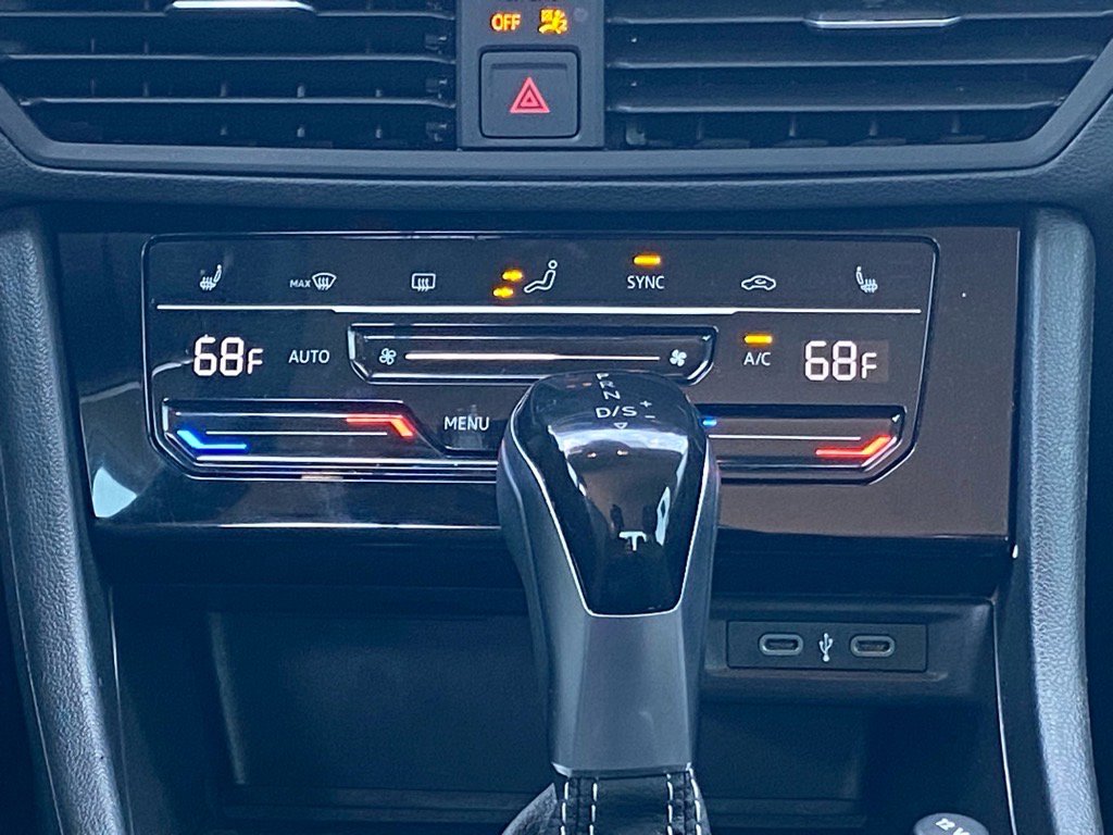 Certified 2025 Volkswagen Jetta SE w/ Black Wheel Package image 9