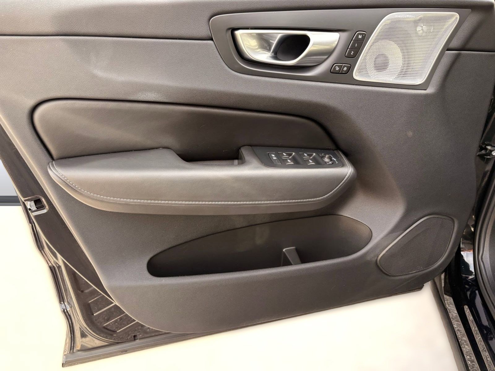 Certified 2024 Volvo XC60 T8 Ultimate w/ Protection Package Premier image 21