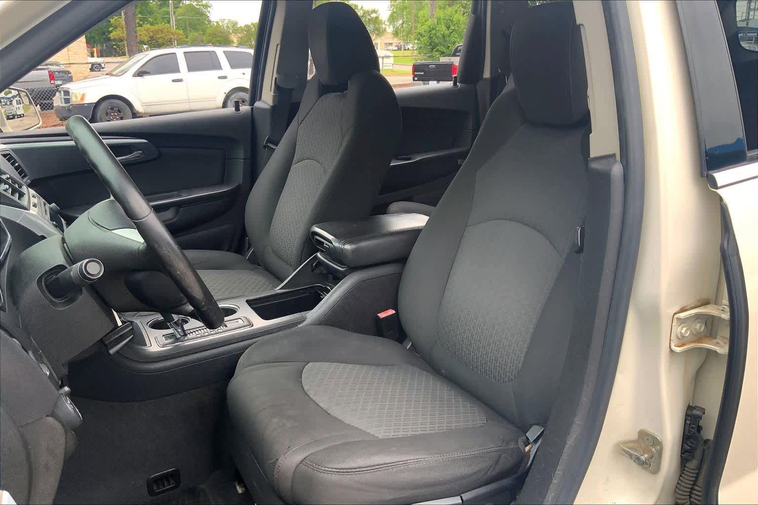 Used 2011 Chevrolet Traverse LT w/ White Premiere Package FWD image 7