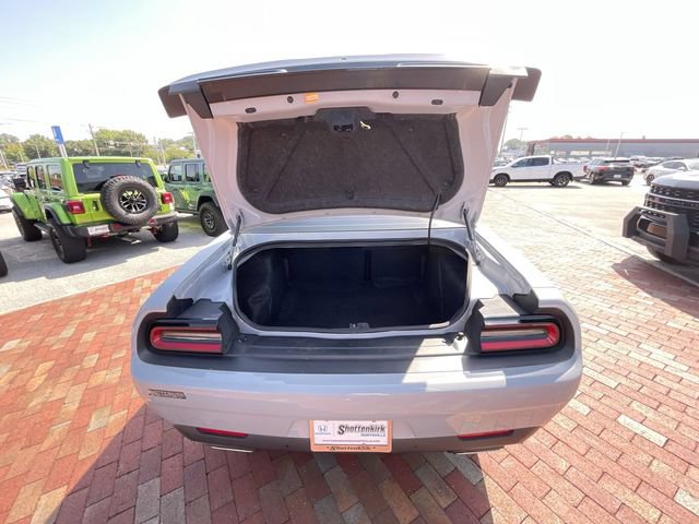 Used 2022 Dodge Challenger SXT w/ Driver Convenience Group RWD image 31