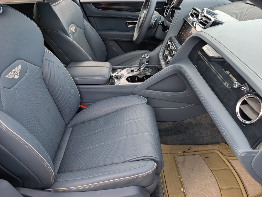 Used 2023 Bentley Bentayga Extended Wheelbase AWD/4WD image 12