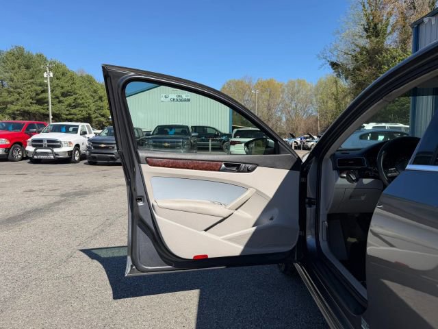 Used 2012 Volkswagen Passat TDI SEL Premium image 15