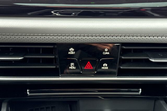 Used 2025 Volkswagen Atlas Peak Edition SE image 21