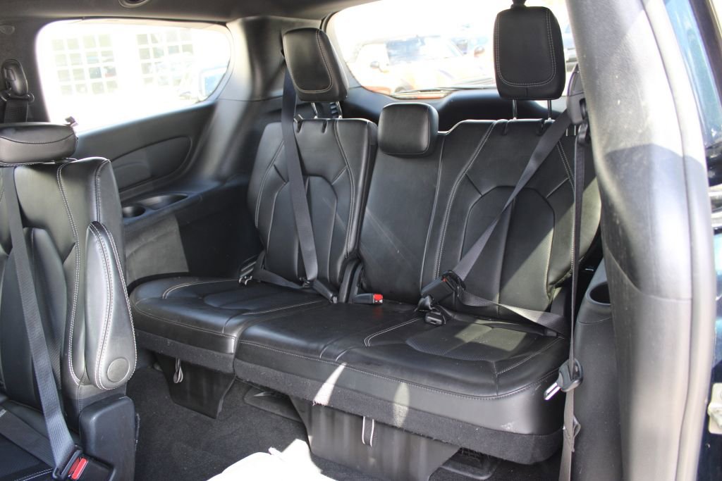 Used 2025 Chrysler Pacifica Select image 16