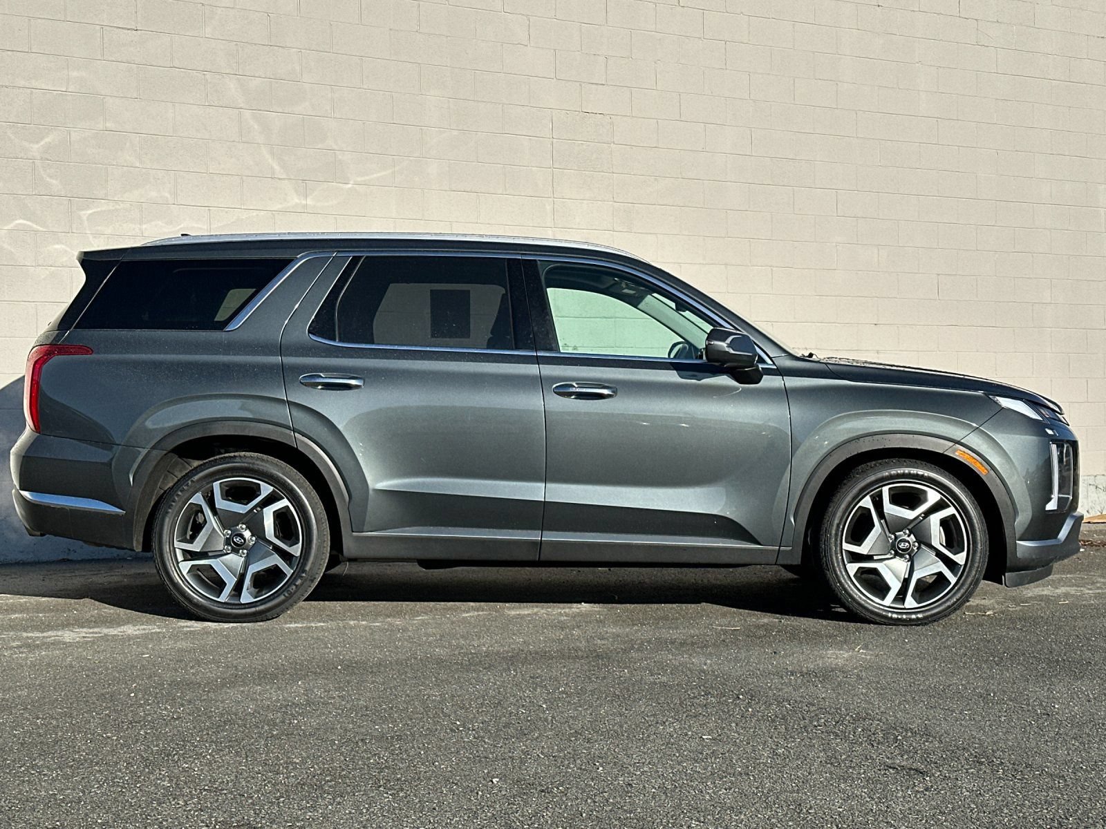 Used 2023 Hyundai Palisade Limited w/ Cargo Package AWD/4WD image 2