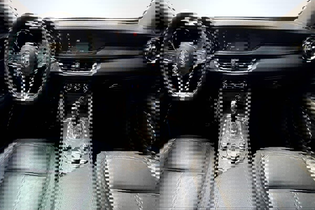 Used 2018 Alfa Romeo Stelvio AWD image 16