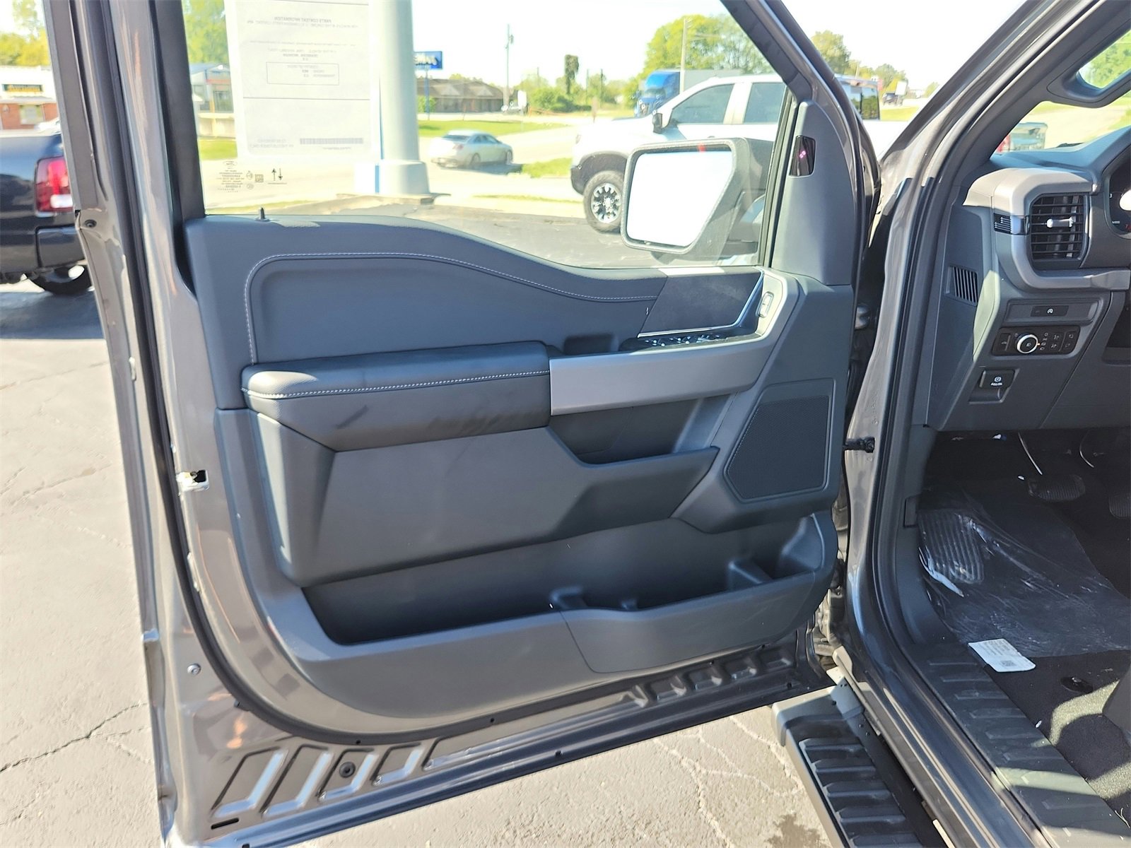 New 2025 Ford F150 XLT w/ Equipment Group 302A MID image 21