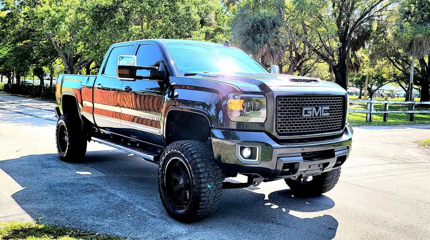 Used 2017 GMC Sierra 2500 Denali w/ Duramax Plus Package AWD/4WD image 3