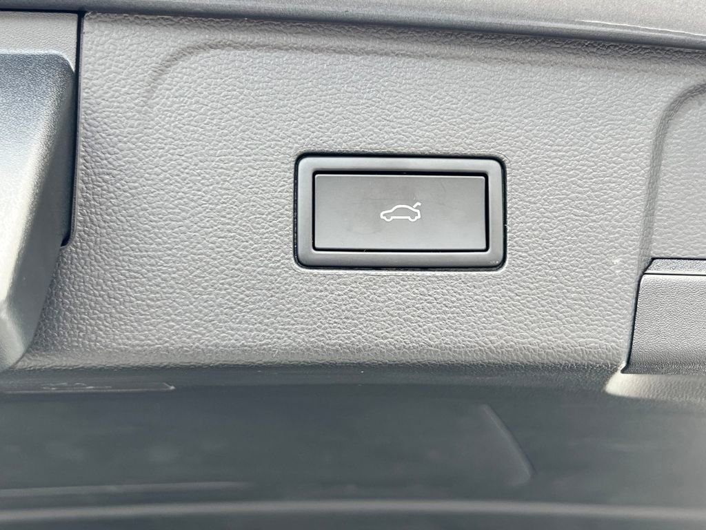 Used 2025 Volkswagen Atlas SE image 19