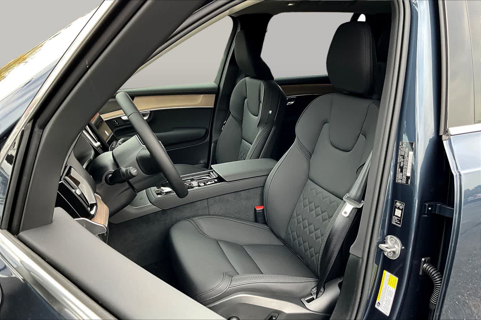 New 2026 Volvo XC90 B6 Plus w/ Protection Package Premier AWD/4WD image 13