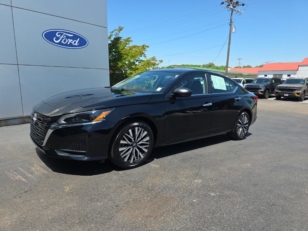 Used 2025 Nissan Altima 2.5 SV FWD image 2