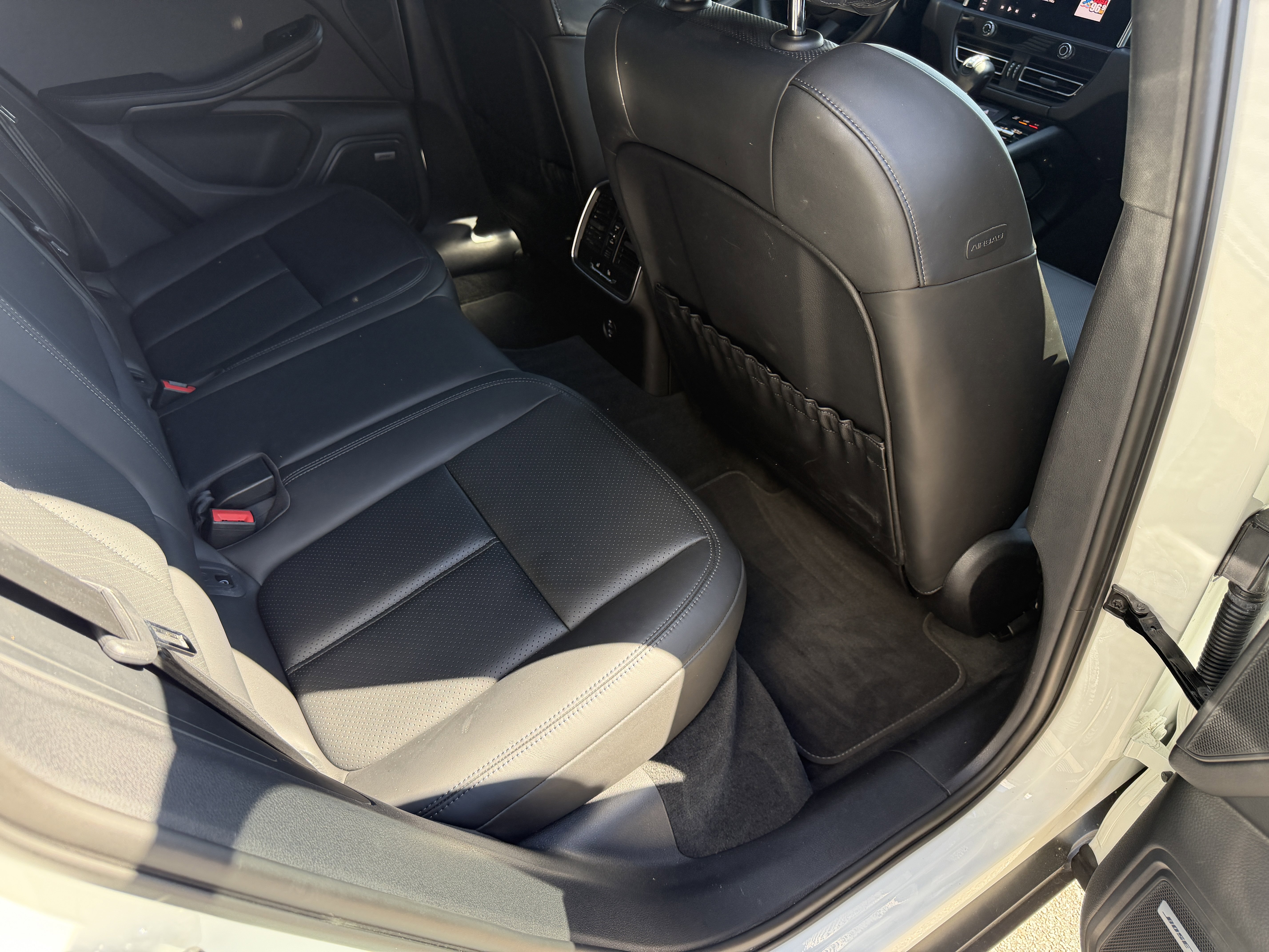 Certified 2022 Porsche Macan image 18