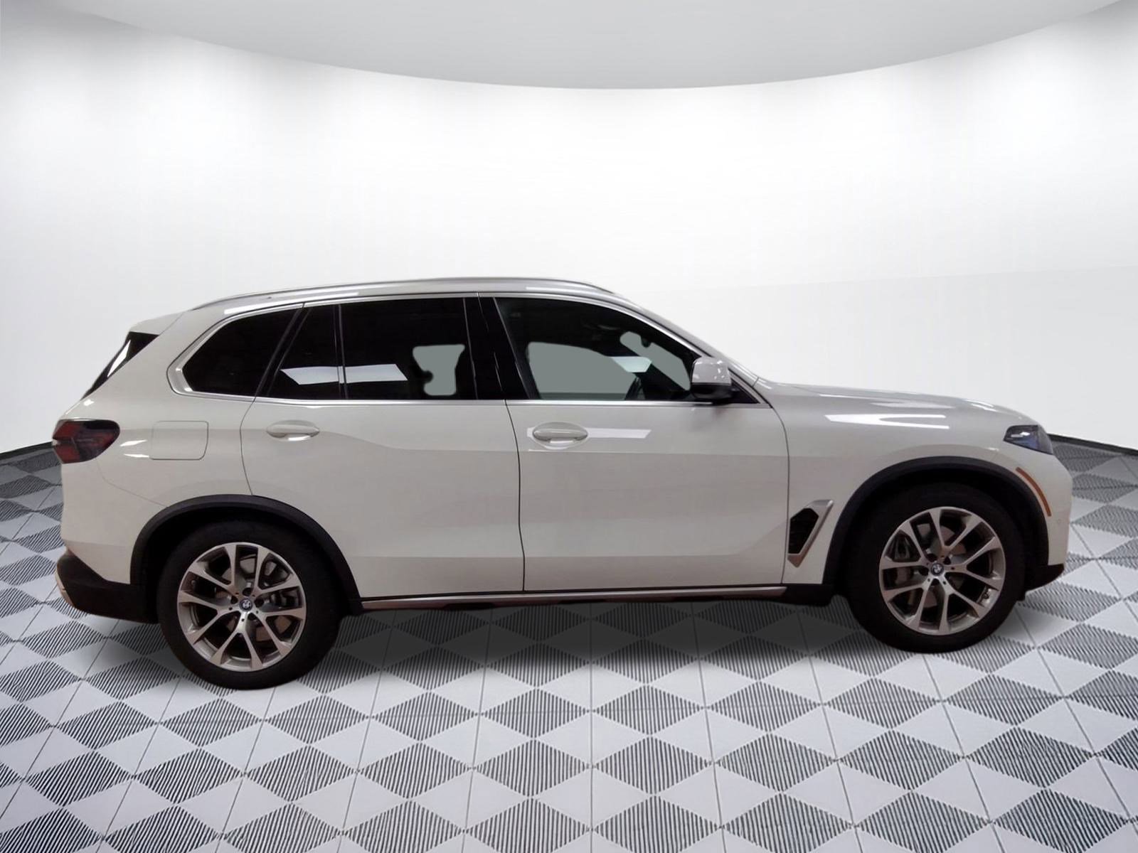 Used 2025 BMW X5 xDrive50e w/ Parking Assistance Package image 7