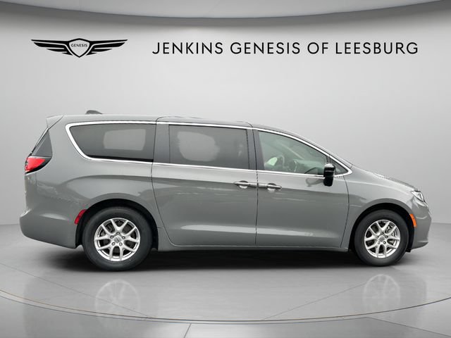 Used 2025 Chrysler Pacifica Select FWD image 4