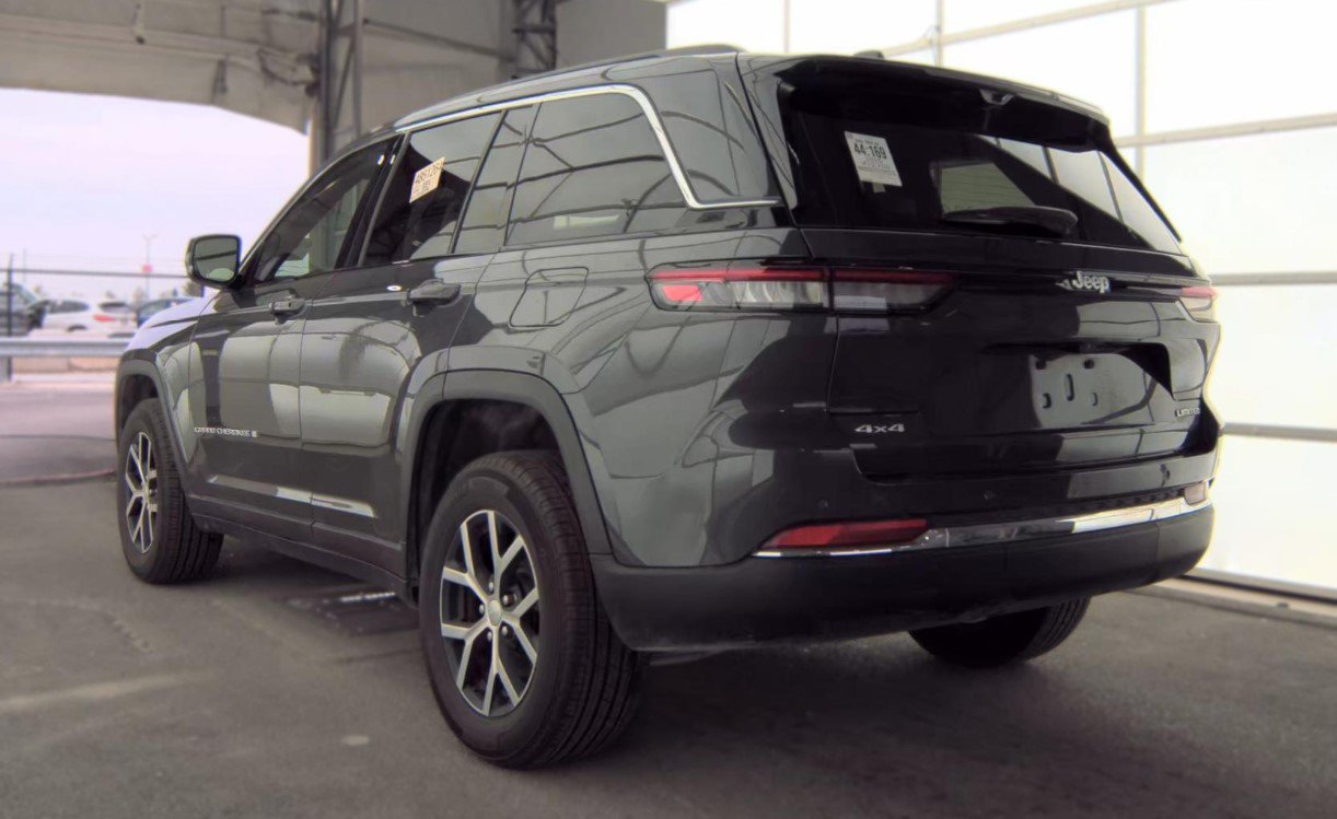 Used 2025 Jeep Grand Cherokee Limited w/ Luxury Tech Group II AWD/4WD image 6