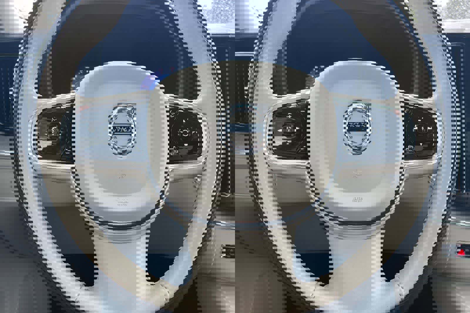 Used 2023 Volvo XC60 B5 Plus image 28