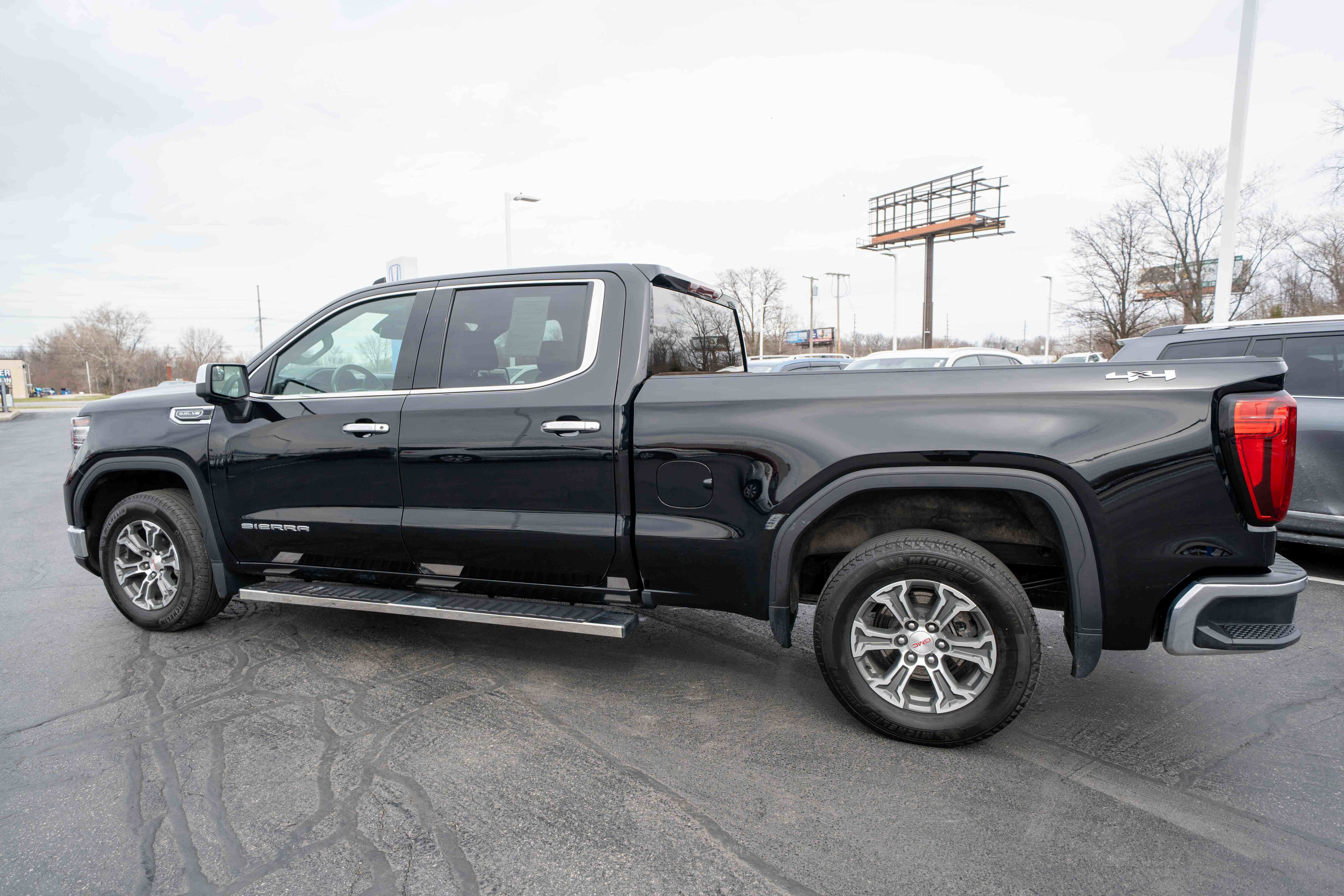 Used 2023 GMC Sierra 1500 SLT AWD/4WD image 4