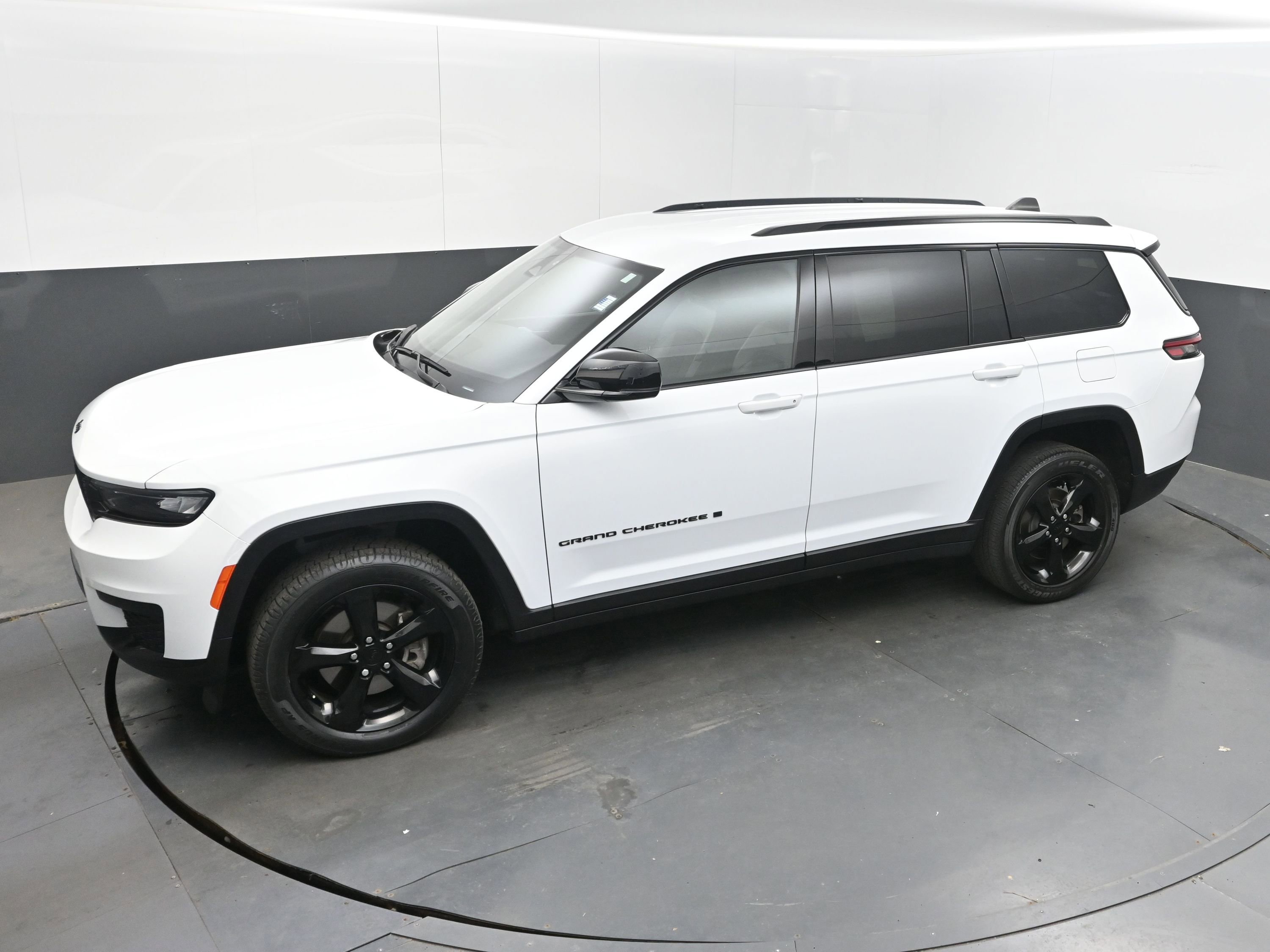 Used 2024 Jeep Grand Cherokee L Laredo image 29