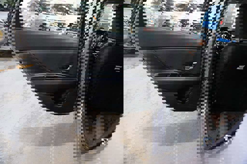 Used 2024 Hyundai Elantra Limited image 21