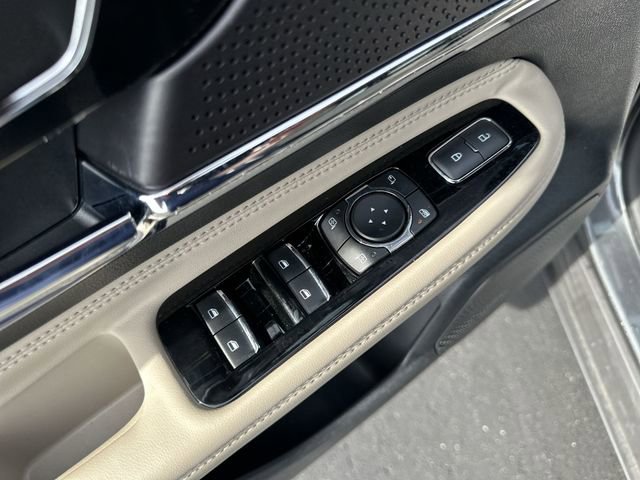 Used 2025 Lincoln Corsair AWD w/ Equipment Group 101A image 17