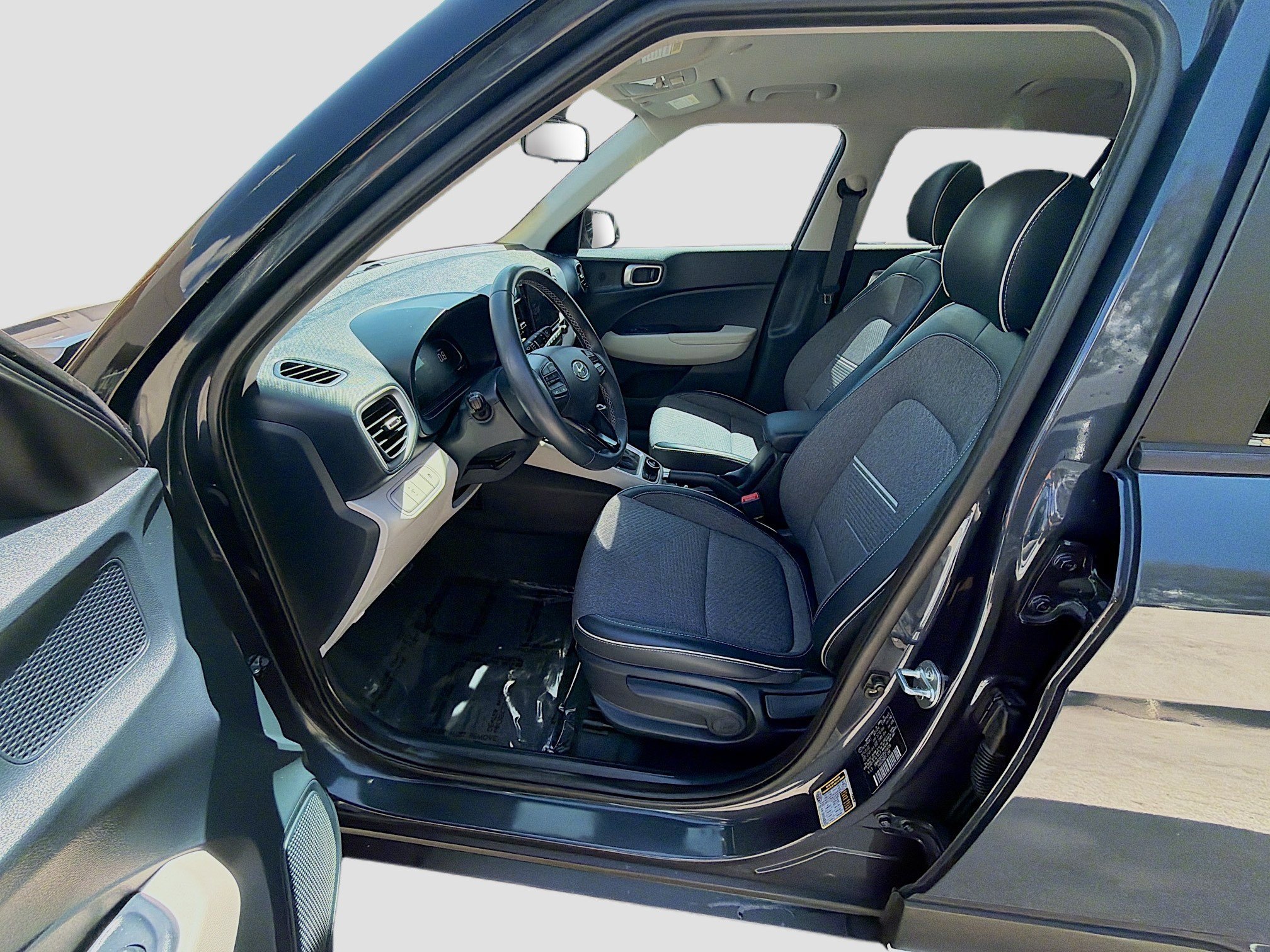 Used 2023 Hyundai Venue Limited image 17