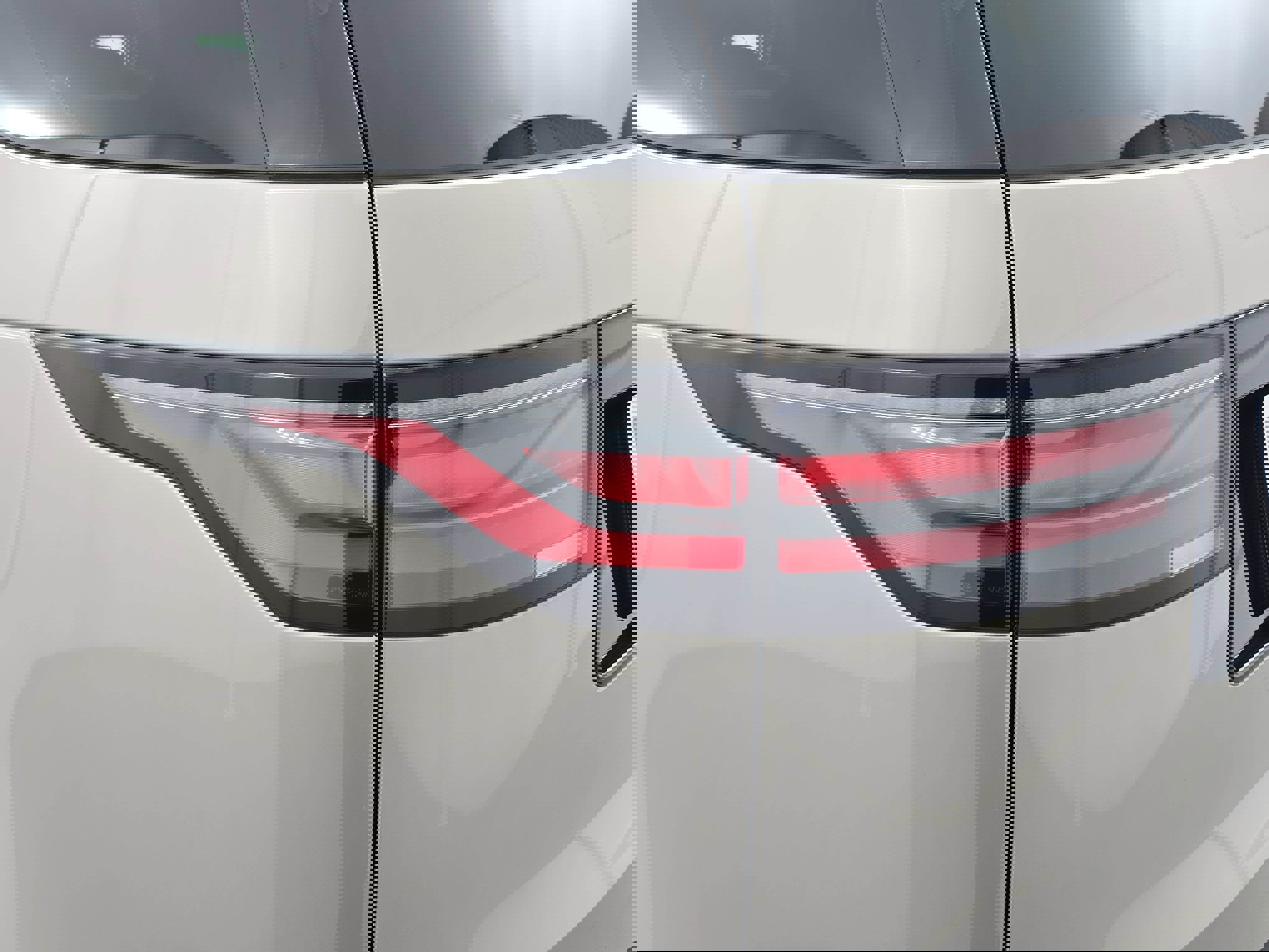 Certified 2024 Land Rover Discovery Metropolitan Edition image 32