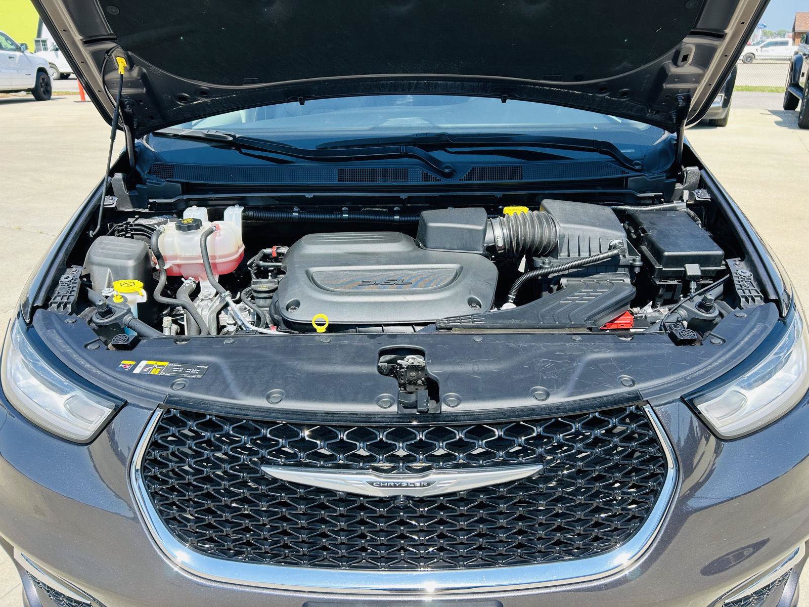Used 2023 Chrysler Pacifica Touring-L FWD image 43