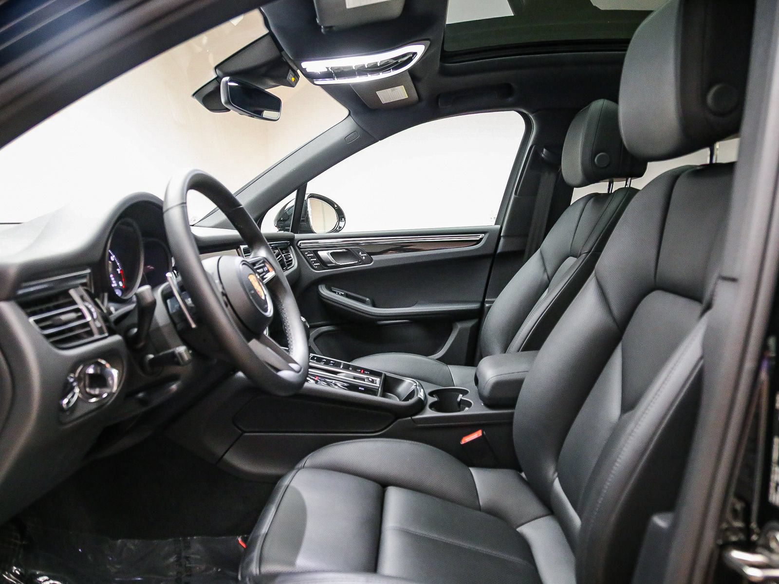 Certified 2026 Porsche Macan AWD/4WD image 23