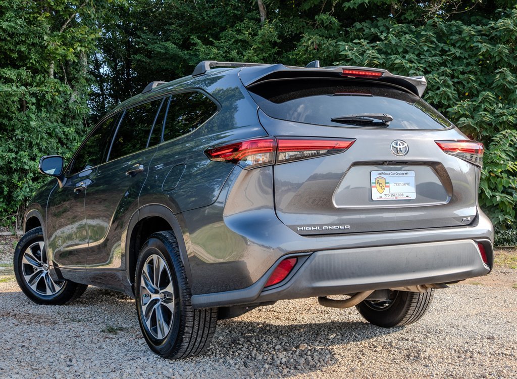 Used 2020 Toyota Highlander XLE FWD image 3