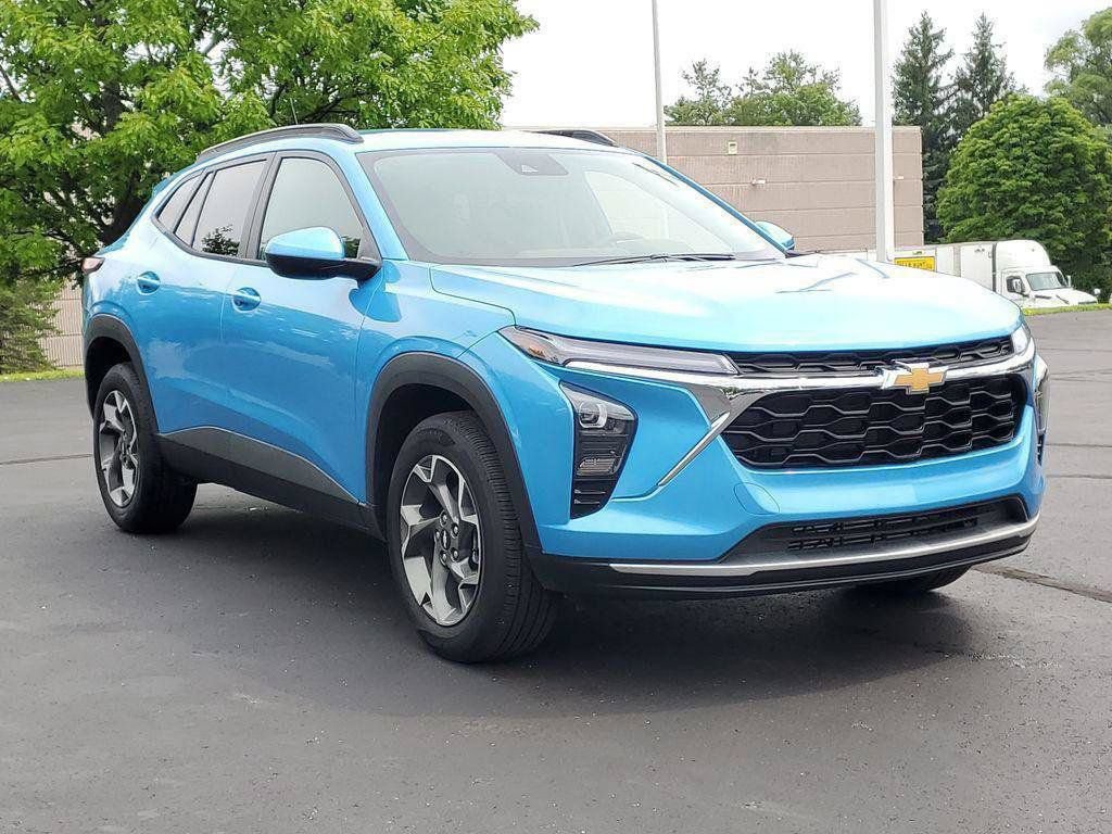 Used 2026 Chevrolet Trax LT w/ LT Convenience Package FWD image 2