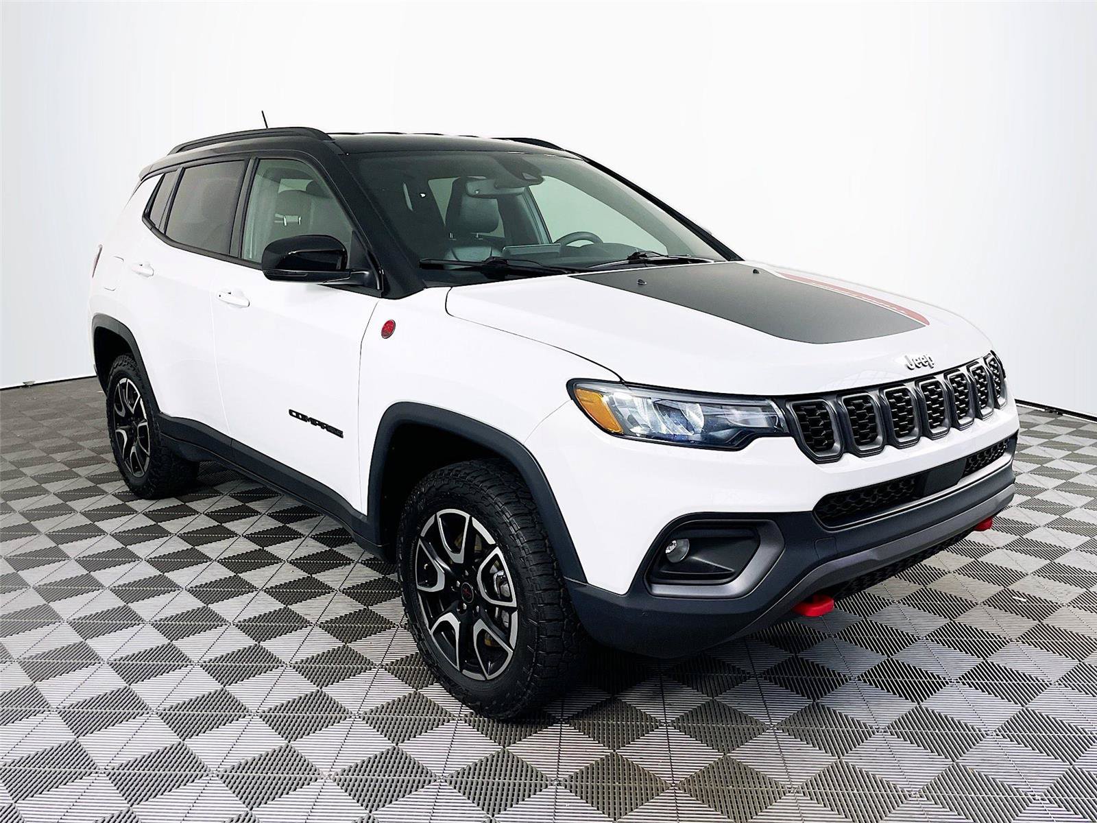 Used 2025 Jeep Compass Trailhawk AWD/4WD image 1