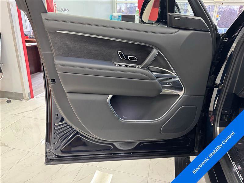 Used 2025 Land Rover Range Rover SE image 10