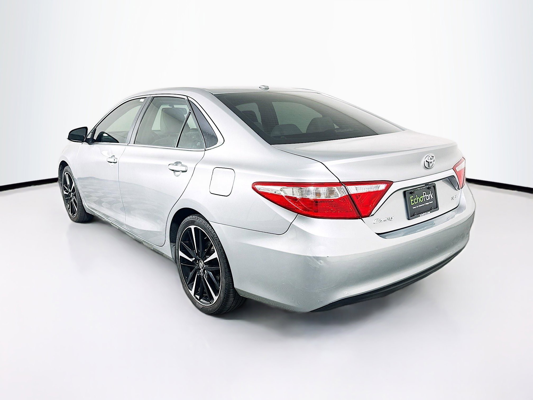 Used 2015 Toyota Camry XLE w/ Moonroof Package FWD image 5