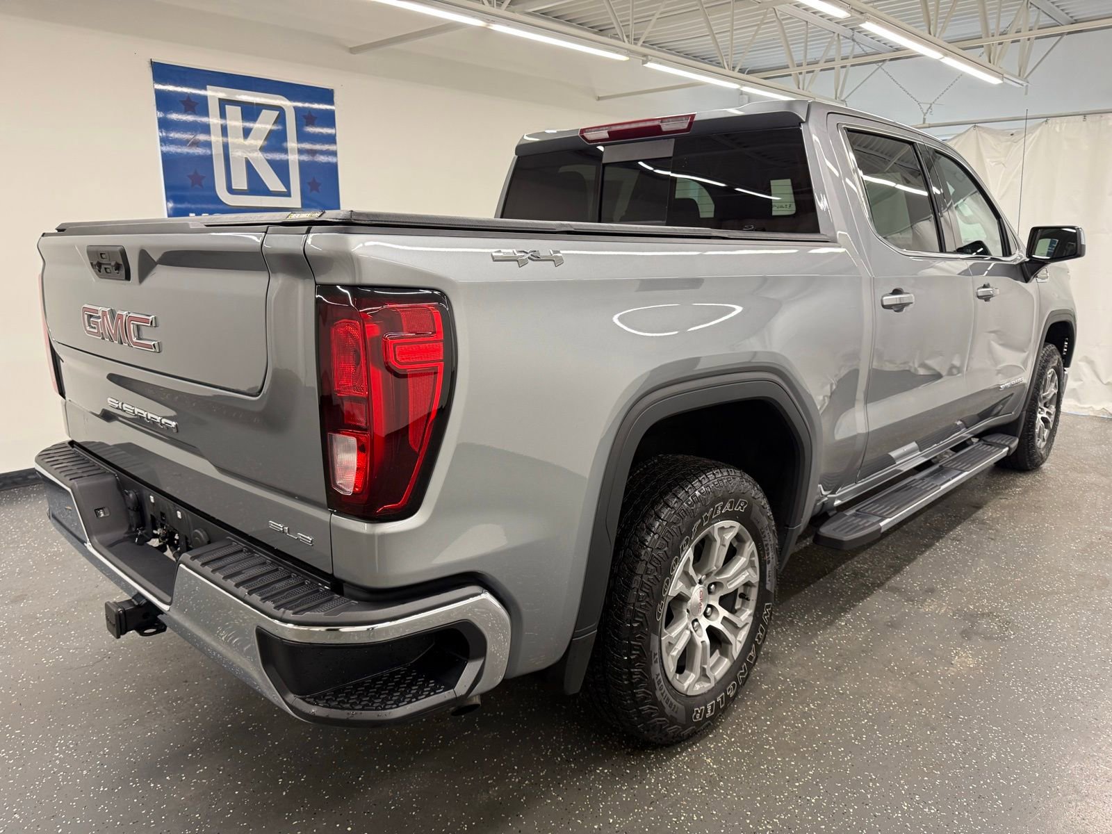 Used 2024 GMC Sierra 1500 SLE w/ Preferred Package image 2